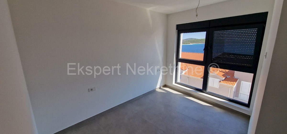 Rogoznica, appartamento duplex con tre camere da letto 86m2, vista mare, 100 metri dal mare