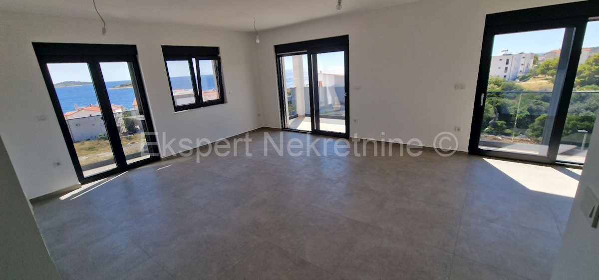 Rogoznica, appartamento duplex con tre camere da letto 86m2, vista mare, 100 metri dal mare