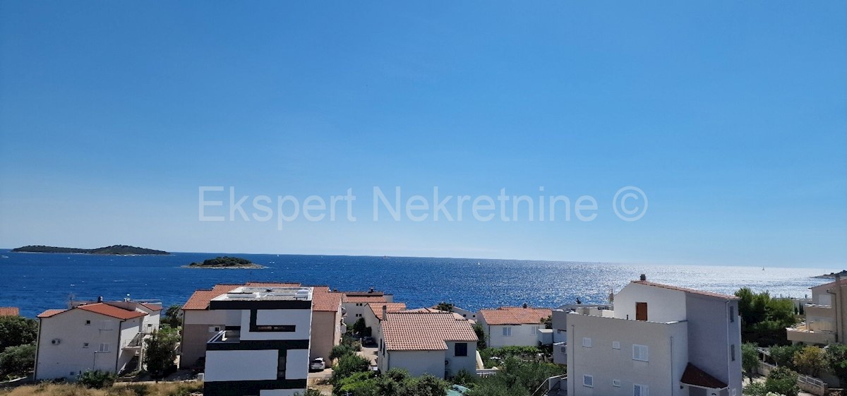 Rogoznica, appartamento duplex con tre camere da letto 86m2, vista mare, 100 metri dal mare