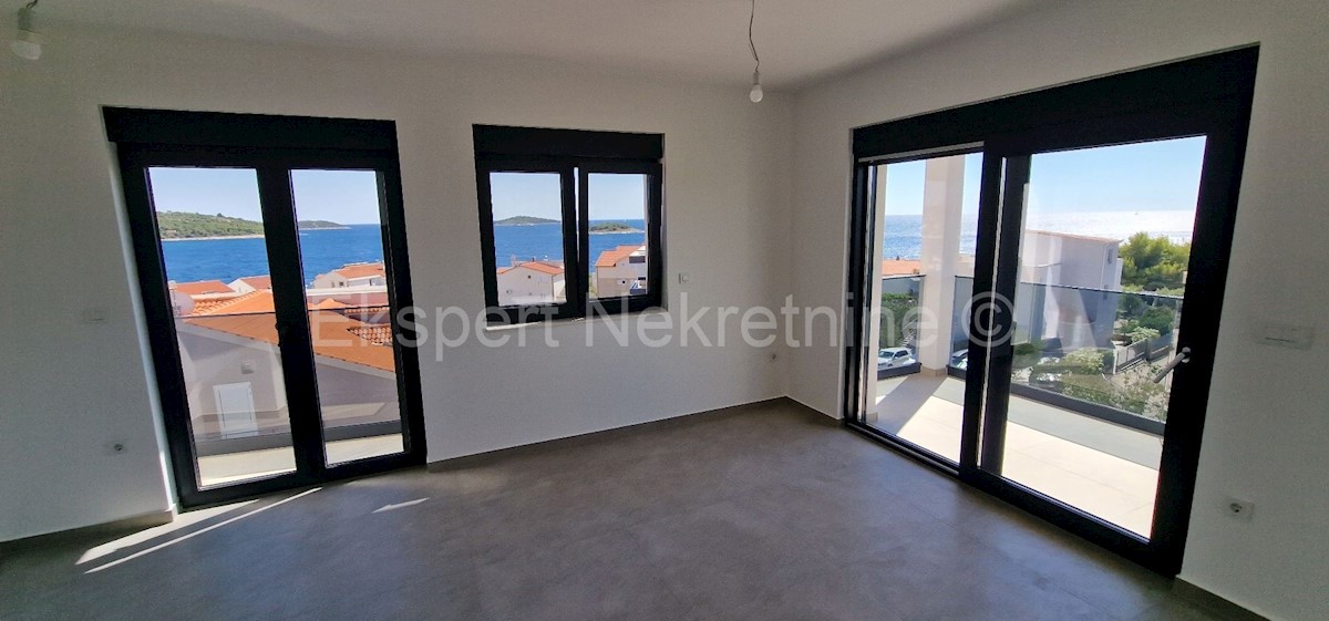 Rogoznica, appartamento duplex con tre camere da letto 86m2, vista mare, 100 metri dal mare