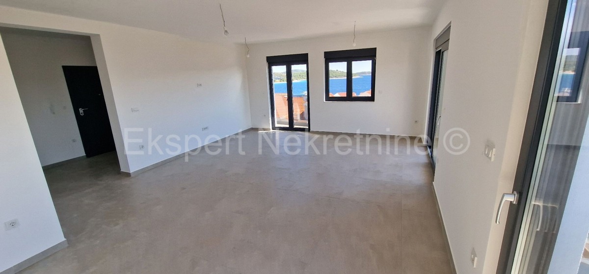 Rogoznica, appartamento duplex con tre camere da letto 86m2, vista mare, 100 metri dal mare