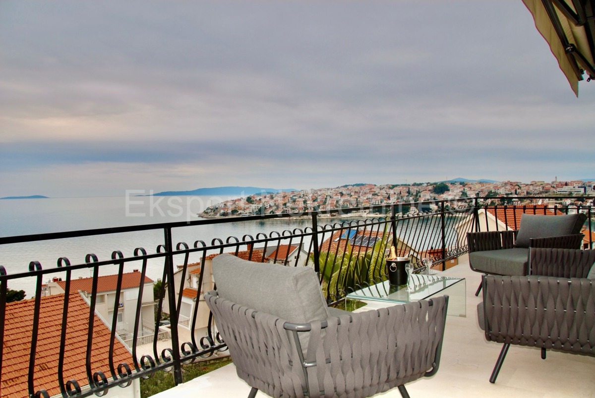 Ciovo, Okrug, luxury villa 390 m2 with swimming pool and open sea view