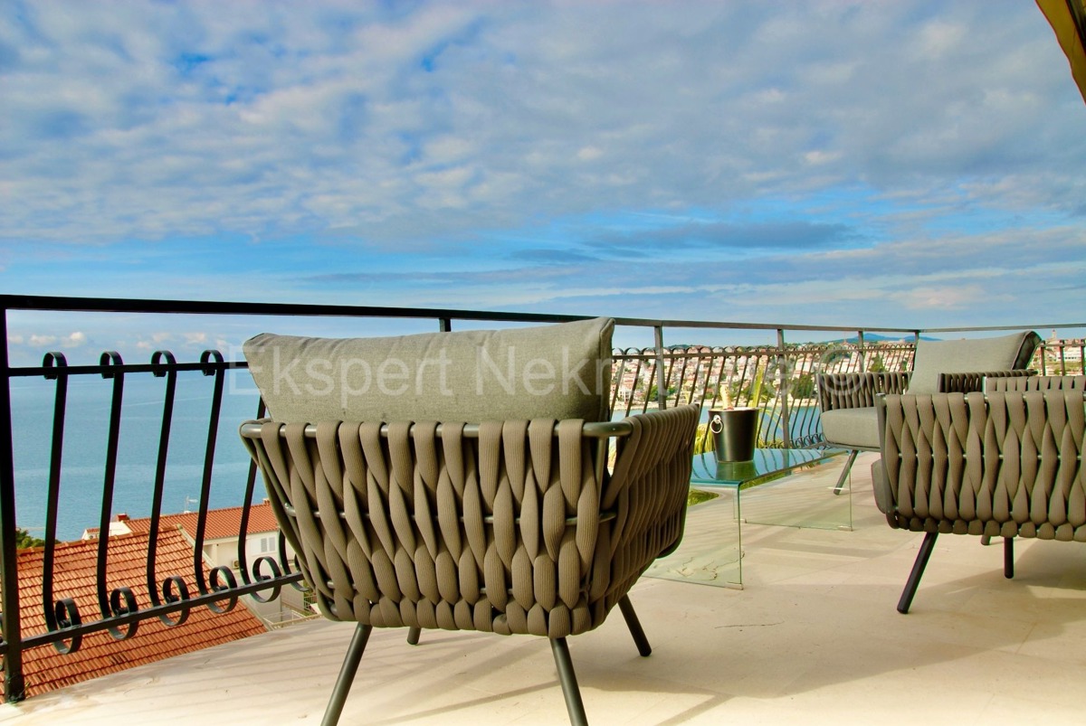 Ciovo, Okrug, luxury villa 390 m2 with swimming pool and open sea view