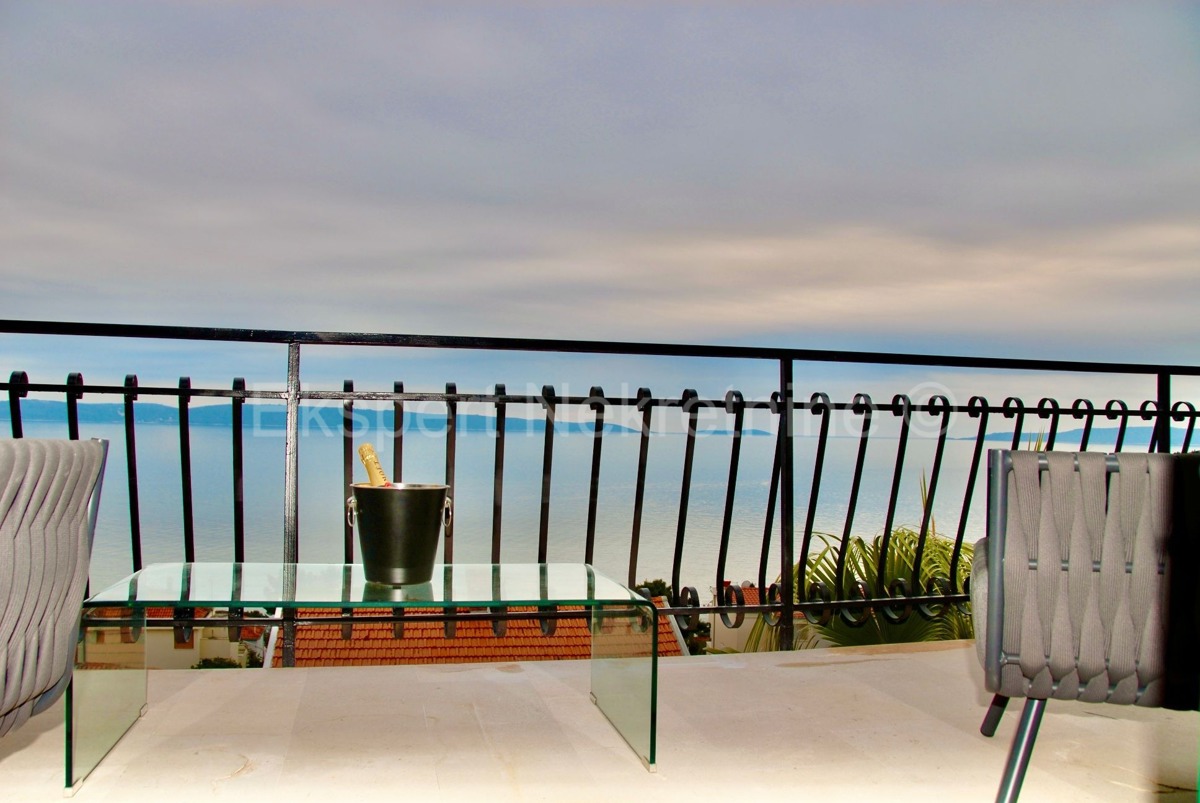 Ciovo, Okrug, luxury villa 390 m2 with swimming pool and open sea view