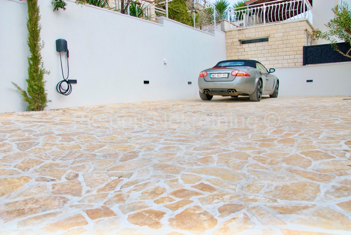 Ciovo, Okrug, luxury villa 390 m2 with swimming pool and open sea view