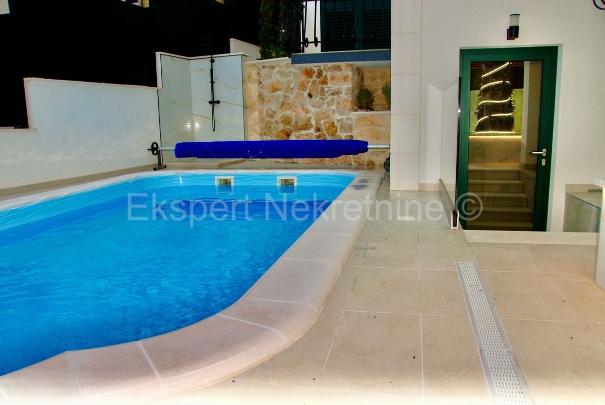 Ciovo, Okrug, luxury villa 390 m2 with swimming pool and open sea view