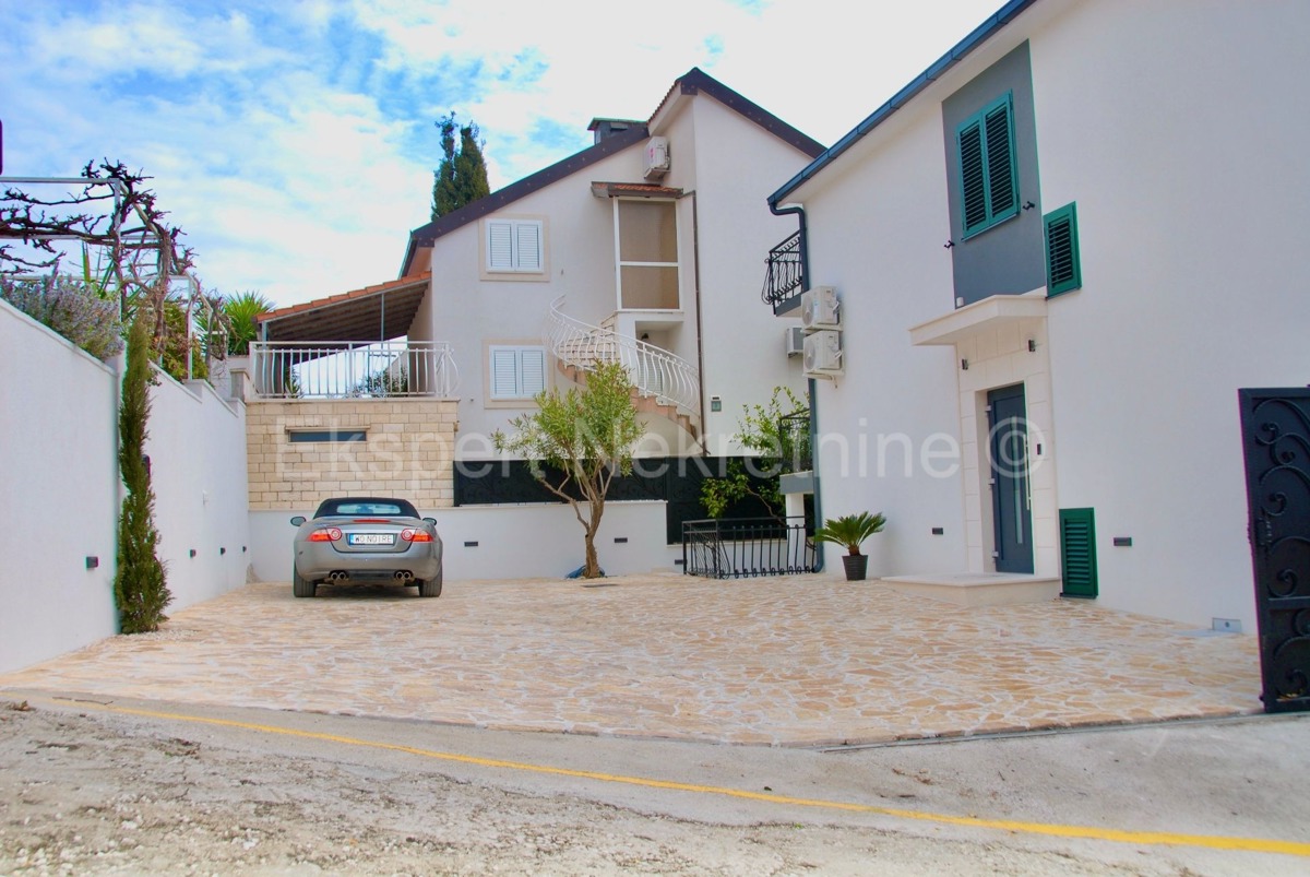 Ciovo, Okrug, luxury villa 390 m2 with swimming pool and open sea view