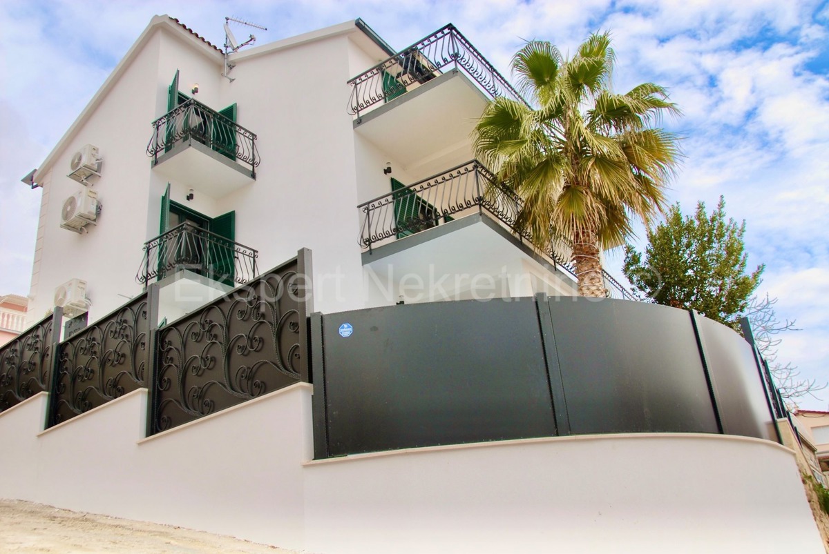 Ciovo, Okrug, luxury villa 390 m2 with swimming pool and open sea view