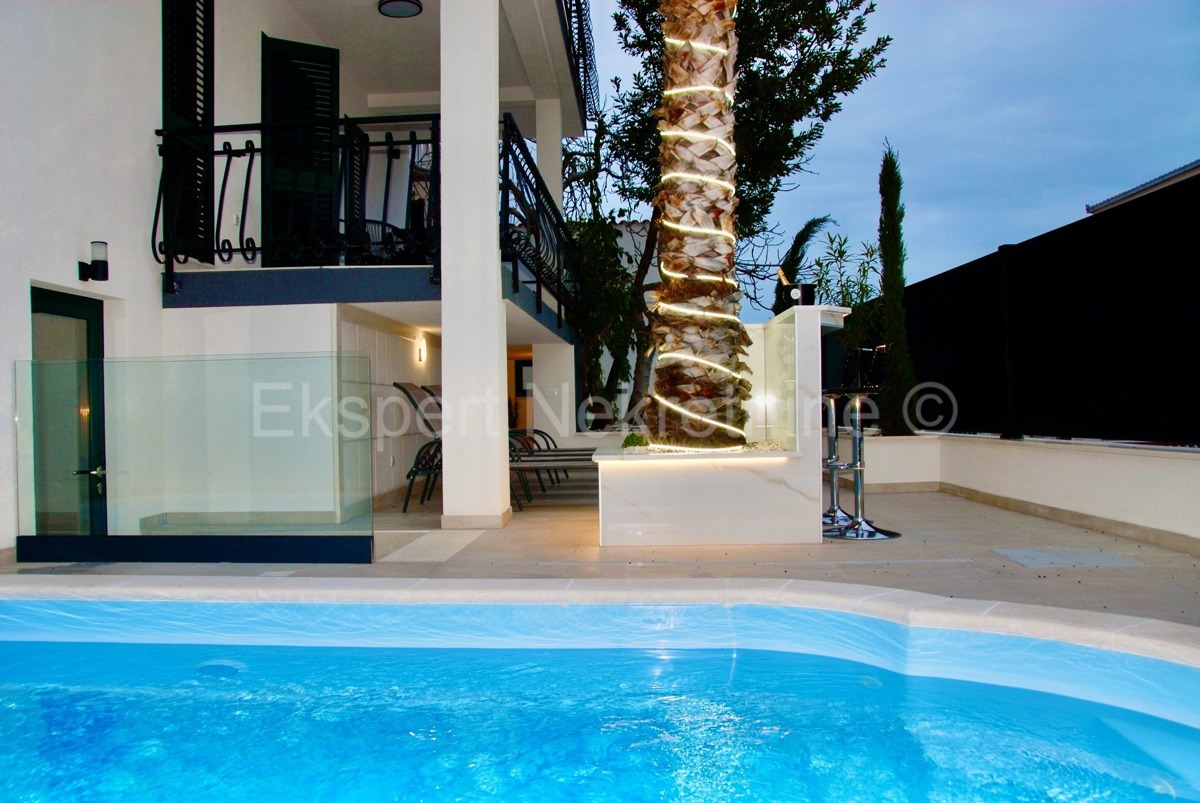 Ciovo, Okrug, luxury villa 390 m2 with swimming pool and open sea view