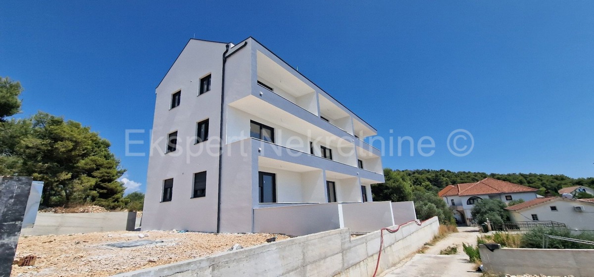 Trogir, Saldun, 2-bedroom duplex apartment 82 m2, new building, sea view