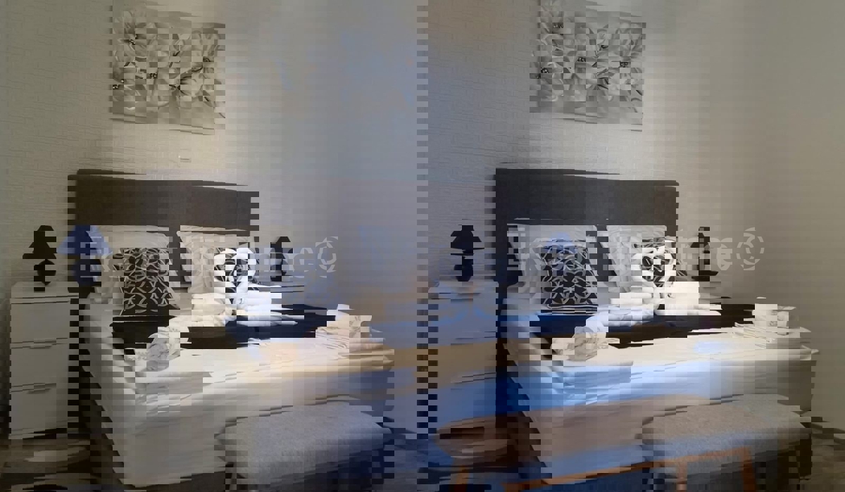 Omiš, Pisak, casa indipendente a due piani con piscina 200m2, 1a fila dal mare