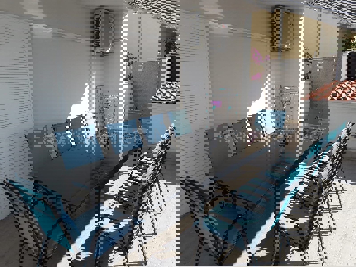 Omiš, Pisak, casa indipendente a due piani con piscina 200m2, 1a fila dal mare