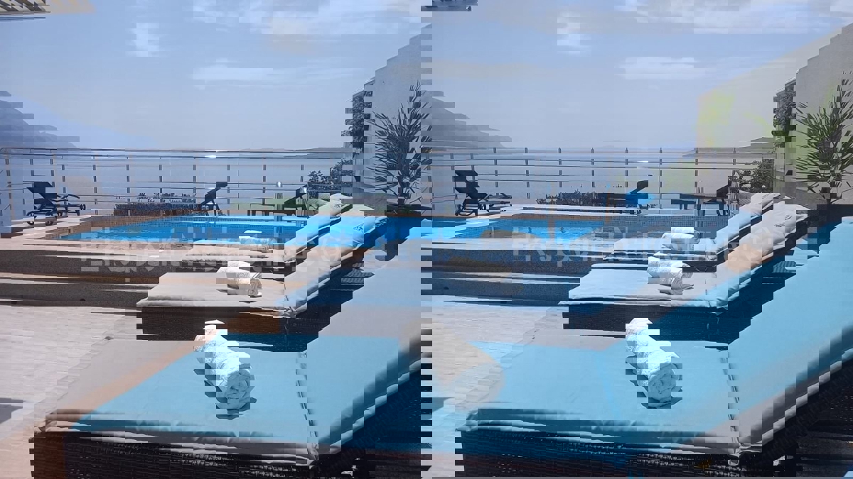 Omiš, Pisak, casa indipendente a due piani con piscina 200m2, 1a fila dal mare