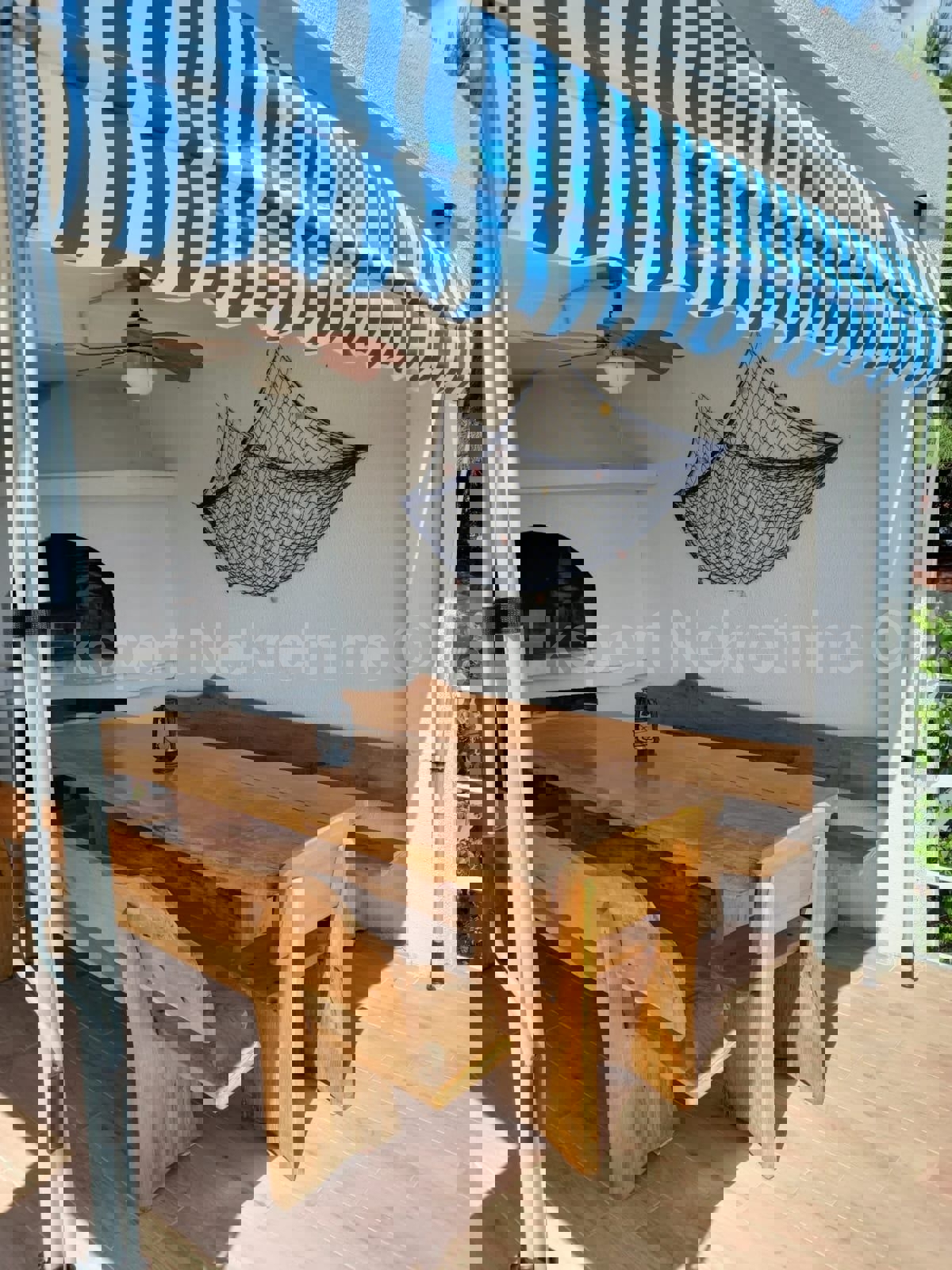 Omiš, Pisak, casa indipendente a due piani con piscina 200m2, 1a fila dal mare