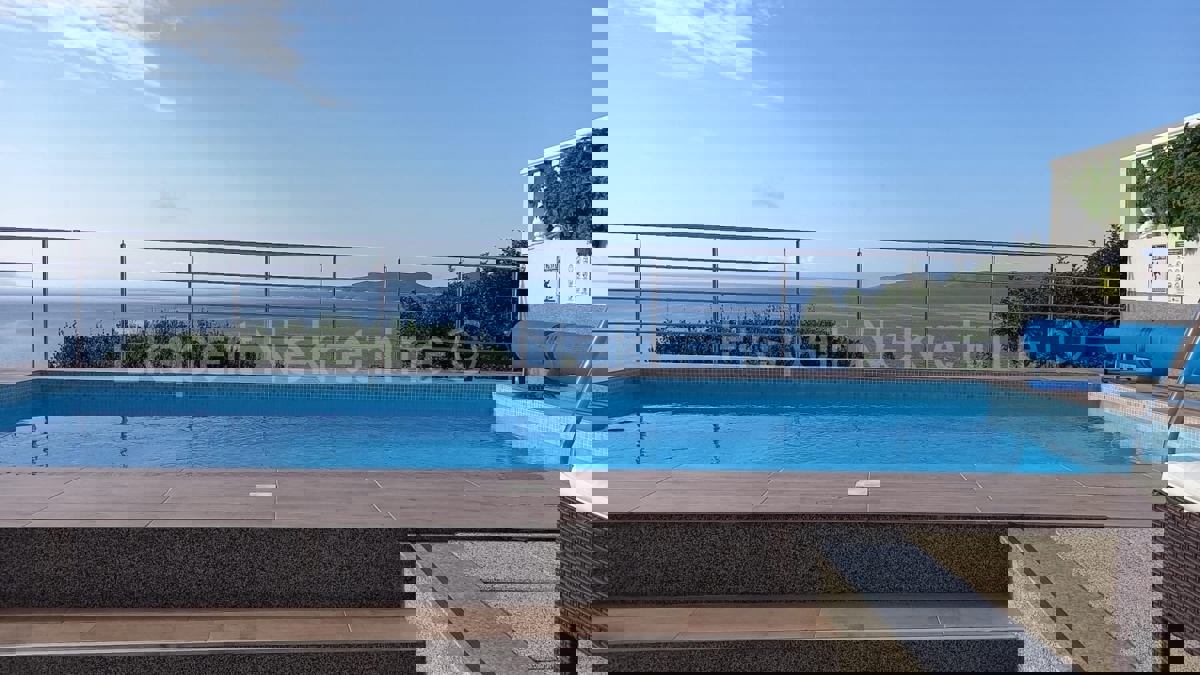 Omiš, Pisak, casa indipendente a due piani con piscina 200m2, 1a fila dal mare