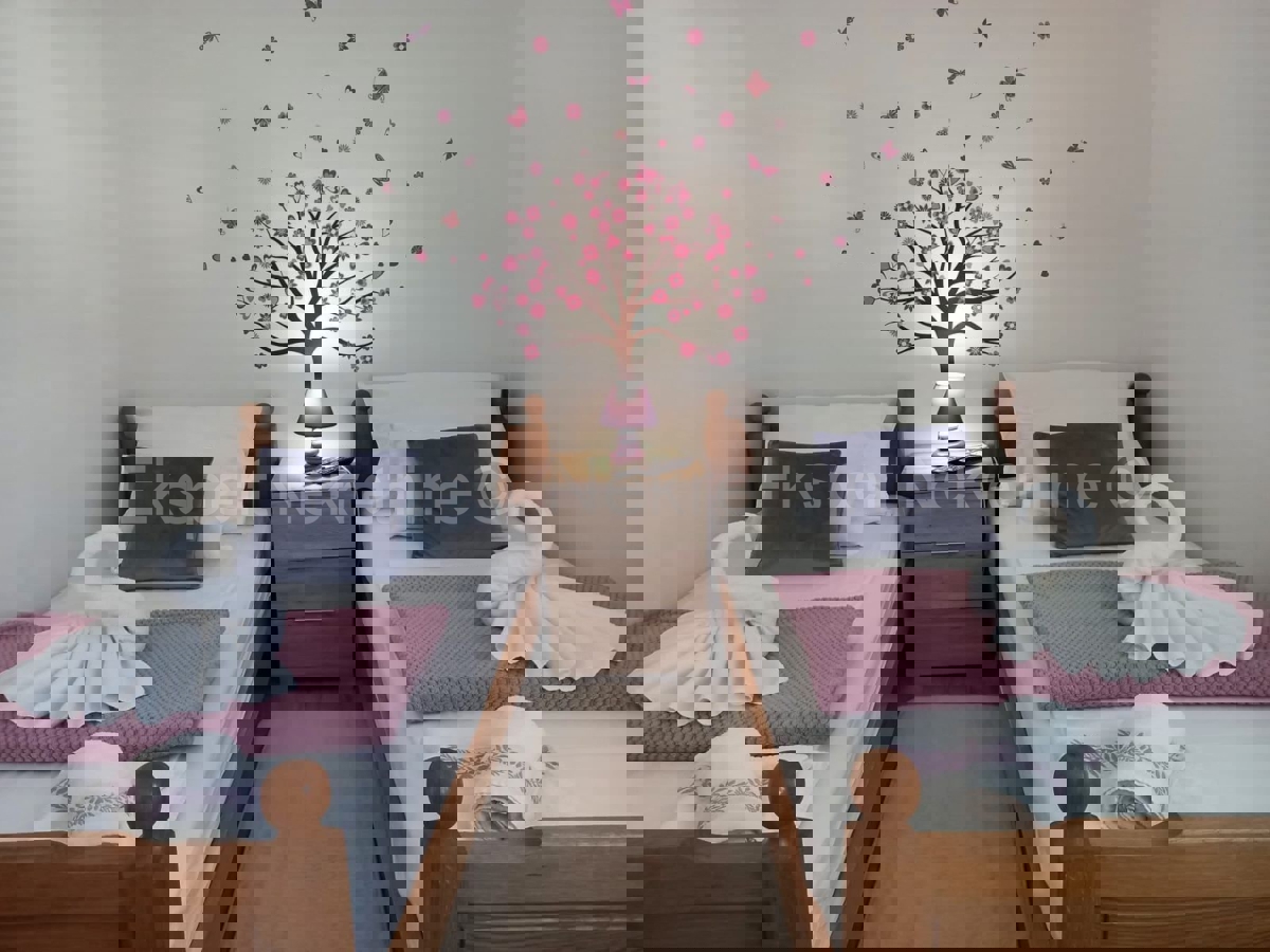 Omiš, Pisak, casa indipendente a due piani con piscina 200m2, 1a fila dal mare