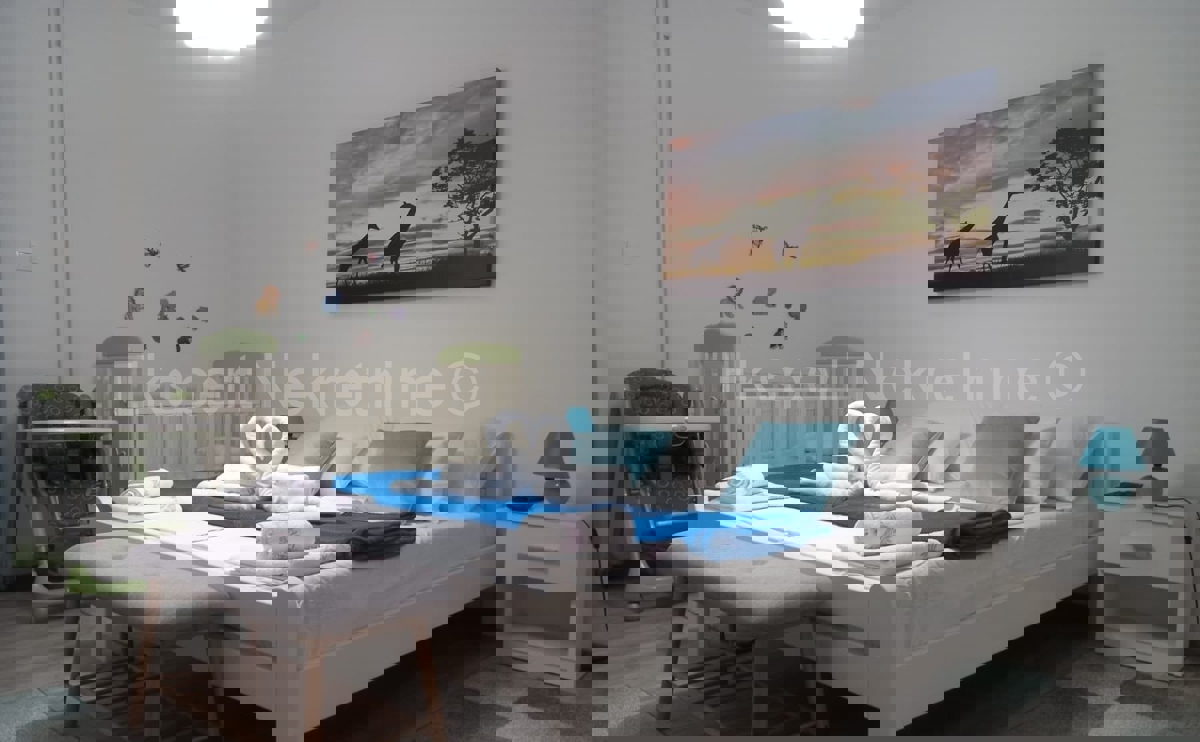 Omiš, Pisak, casa indipendente a due piani con piscina 200m2, 1a fila dal mare