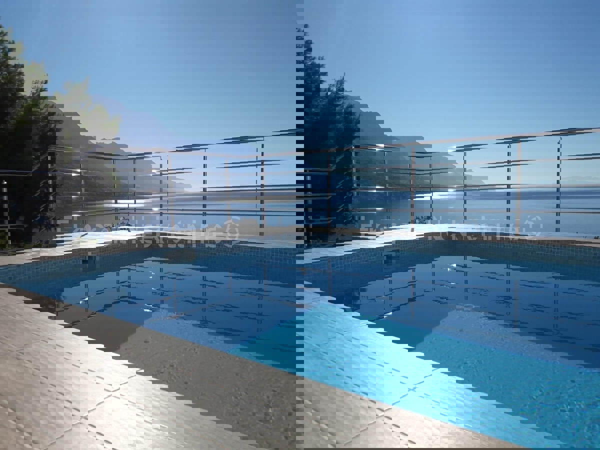 Omiš, Pisak, casa indipendente a due piani con piscina 200m2, 1a fila dal mare