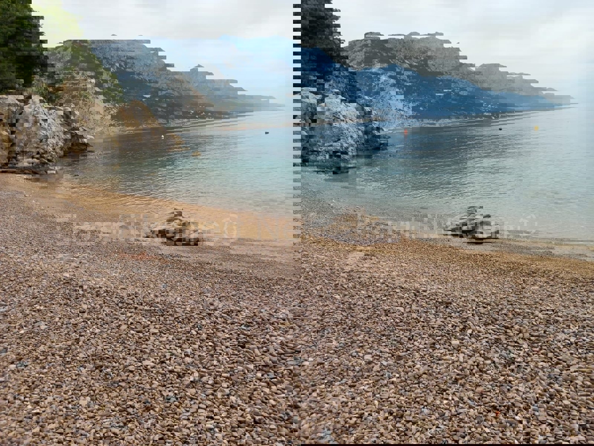 Omiš, Pisak, casa indipendente a due piani con piscina 200m2, 1a fila dal mare