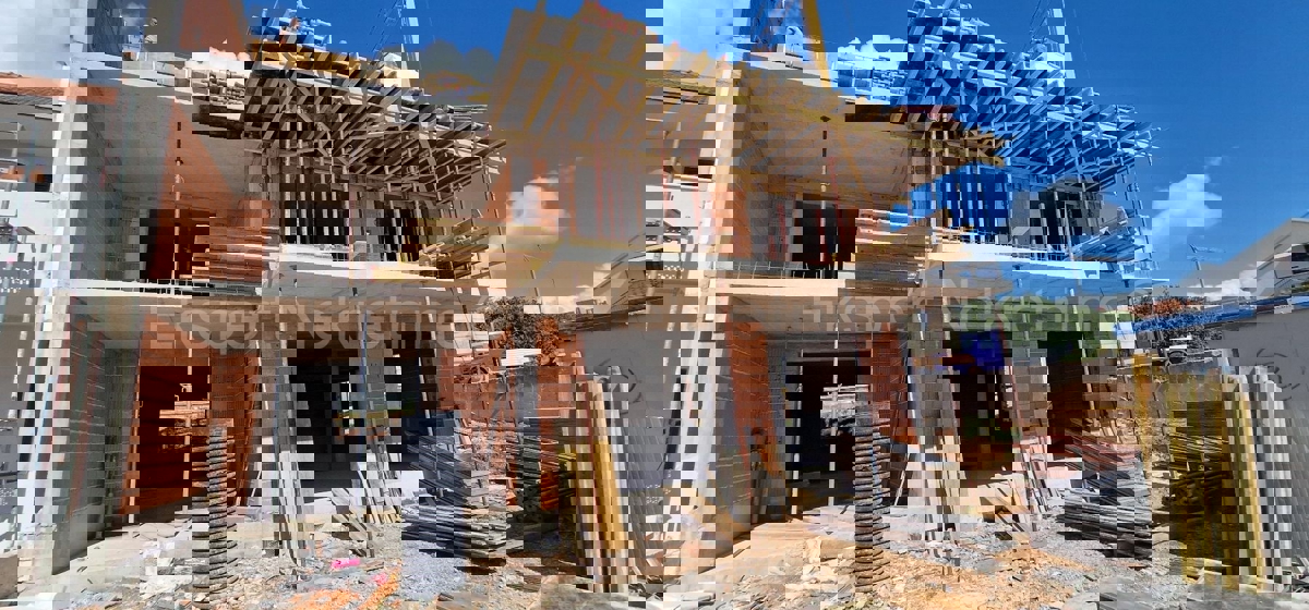 Trogir, 1-bedroom apartment 51 m2, 1st floor, large loggia, new building, top location