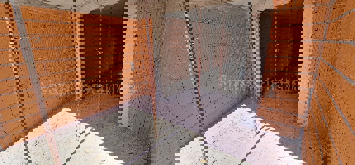 Trogir, 1-bedroom apartment 51 m2, 1st floor, large loggia, new building, top location