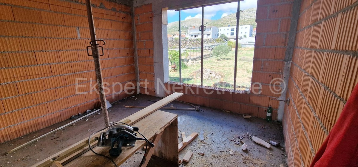 Trogir, 1-bedroom apartment 51 m2, 1st floor, large loggia, new building, top location