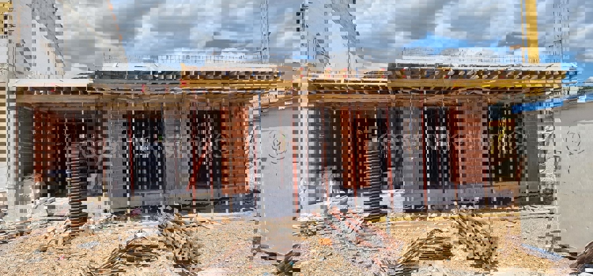 Trogir, 1-bedroom apartment 51 m2, 1st floor, large loggia, new building, top location