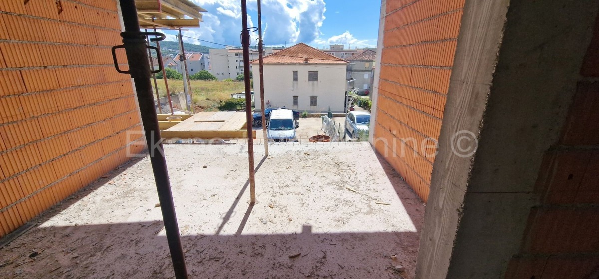 Trogir, 1-bedroom apartment 51 m2, 1st floor, large loggia, new building, top location