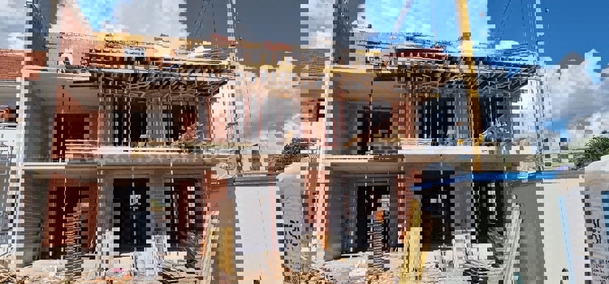 Trogir, 1-bedroom apartment 51 m2, 1st floor, large loggia, new building, top location