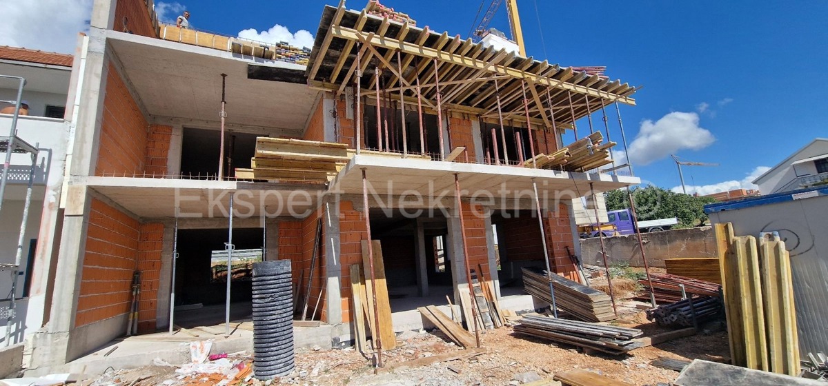 Trogir, 1-bedroom apartment 51 m2, 1st floor, large loggia, new building, top location