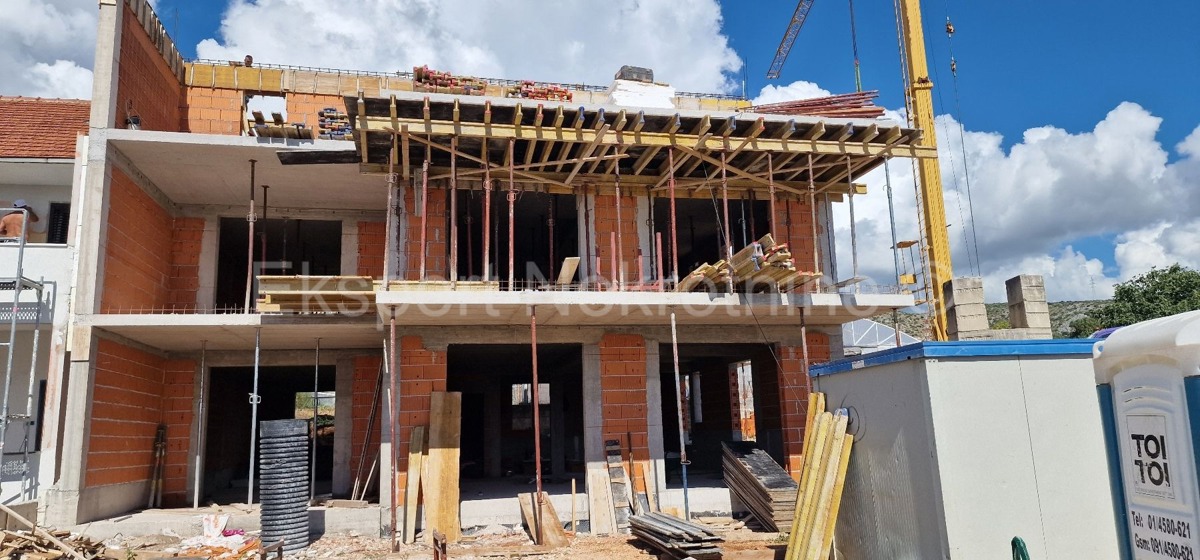 Trogir, 1-bedroom apartment 51 m2, 1st floor, large loggia, new building, top location