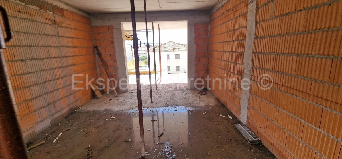 Trogir, 1-bedroom apartment 51 m2, 1st floor, large loggia, new building, top location