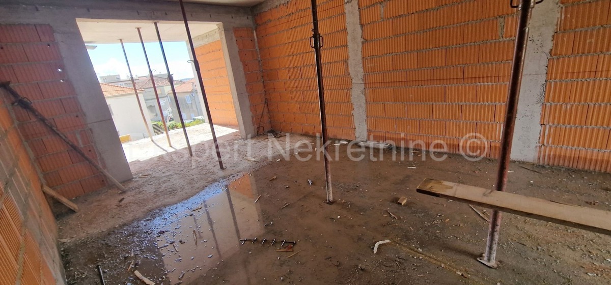 Trogir, 1-bedroom apartment 51 m2, 1st floor, large loggia, new building, top location