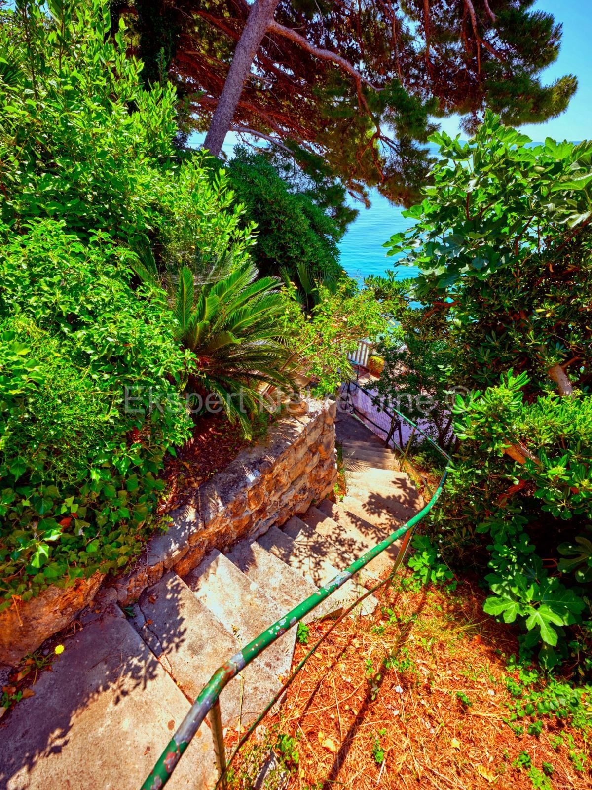 Stanići, casa indipendente 115m2, prima fila al mare, garage