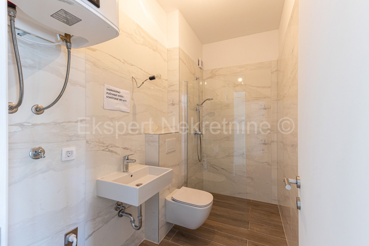 Seget Donji, penthouse 122 m2 in a new building, 230 m from the beach, garage