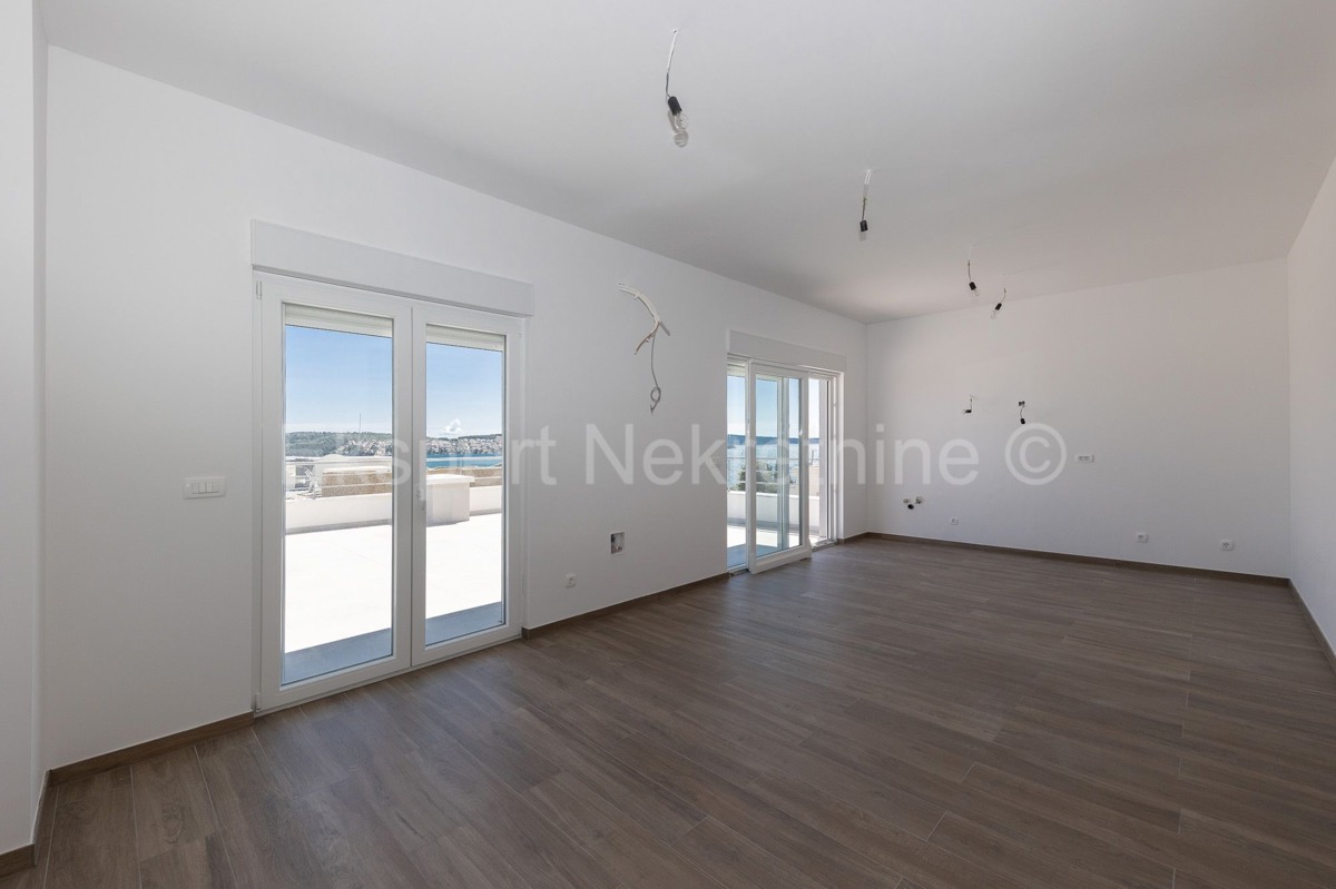 Seget Donji, penthouse 122 m2 in a new building, 230 m from the beach, garage