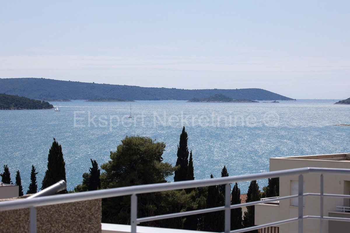 Seget Donji, penthouse 122 m2 in a new building, 230 m from the beach, garage