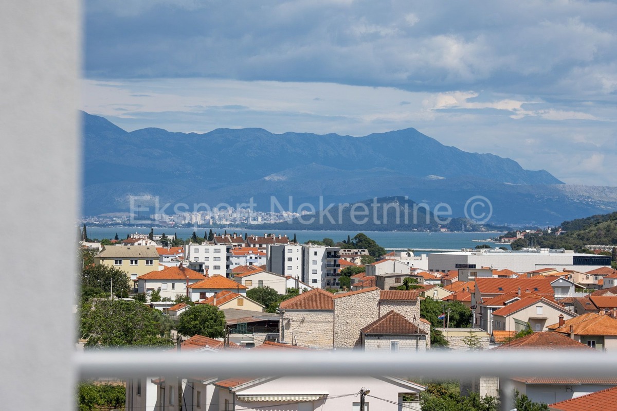 Seget Donji, penthouse 122 m2 in a new building, 230 m from the beach, garage