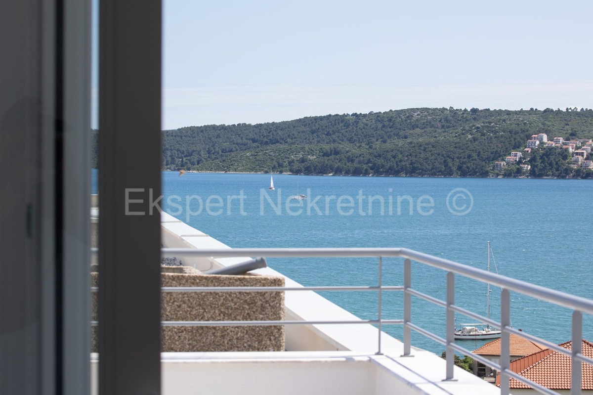 Seget Donji, penthouse 122 m2 in a new building, 230 m from the beach, garage