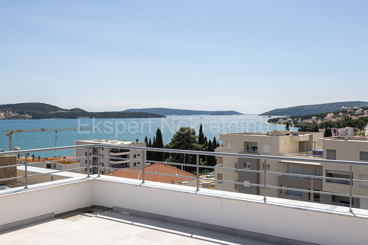 Seget Donji, penthouse 122 m2 in a new building, 230 m from the beach, garage