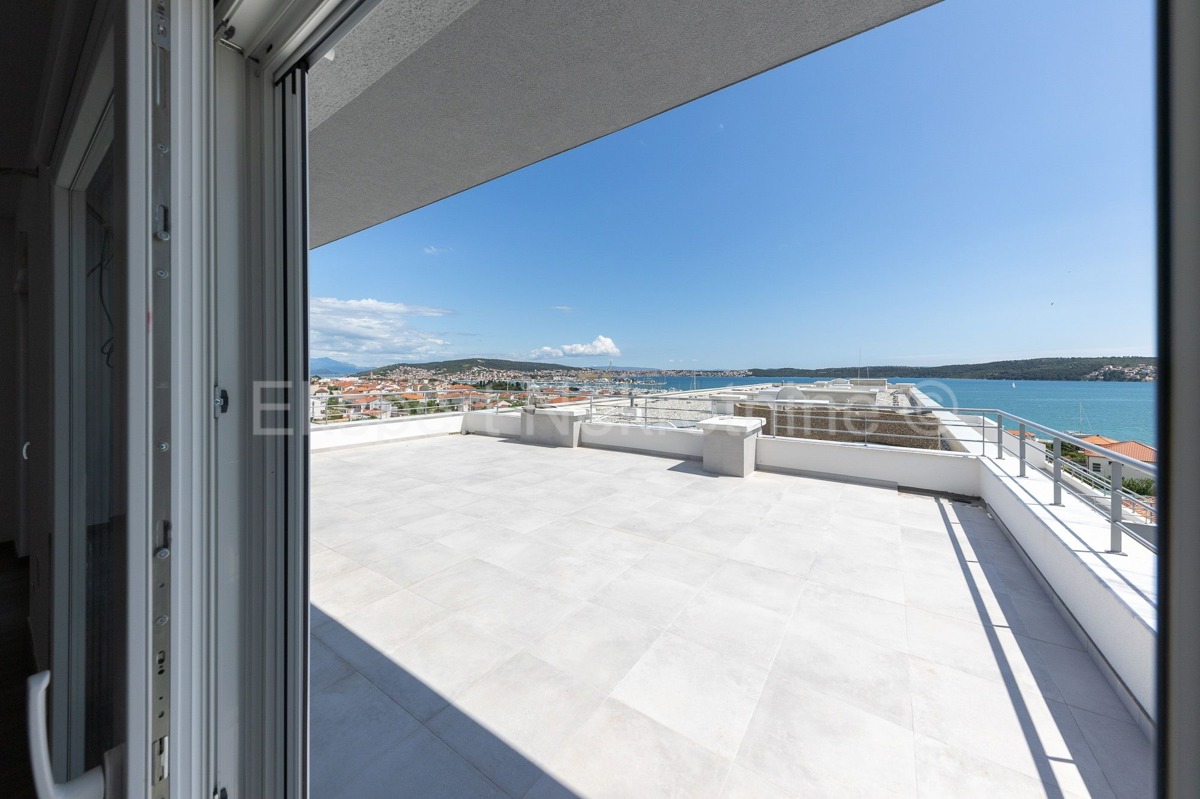 Seget Donji, penthouse 122 m2 in a new building, 230 m from the beach, garage