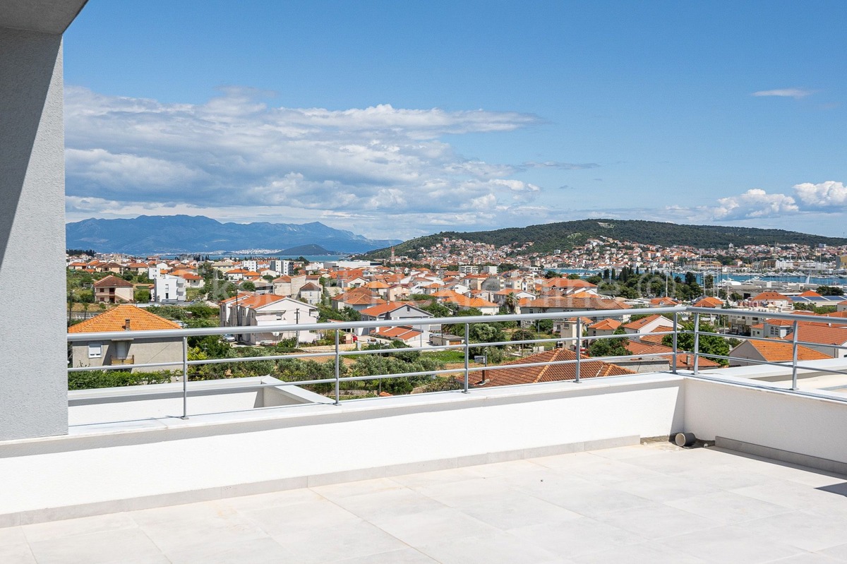 Seget Donji, penthouse 122 m2 in a new building, 230 m from the beach, garage