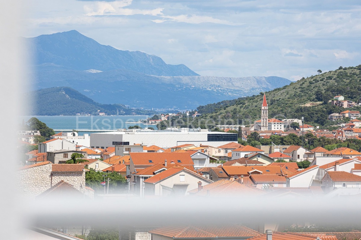 Seget Donji, penthouse 122 m2 in a new building, 230 m from the beach, garage