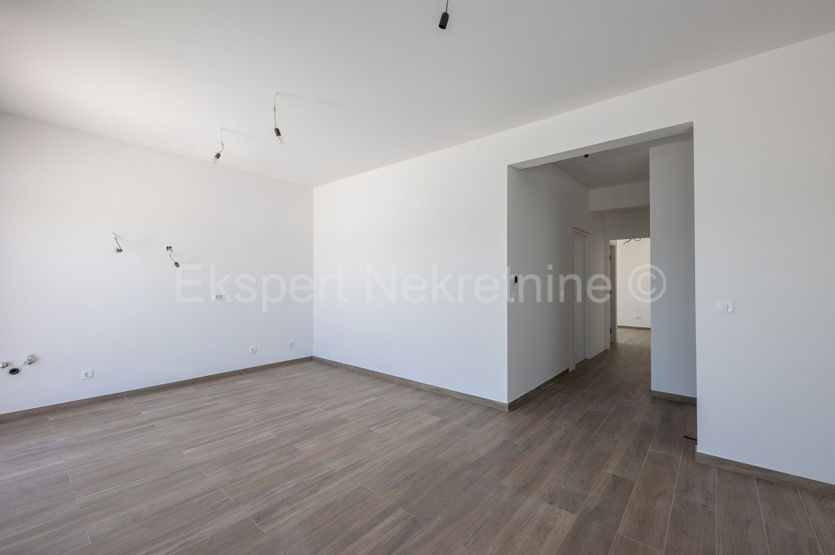 Seget Donji, penthouse 122 m2 in a new building, 230 m from the beach, garage