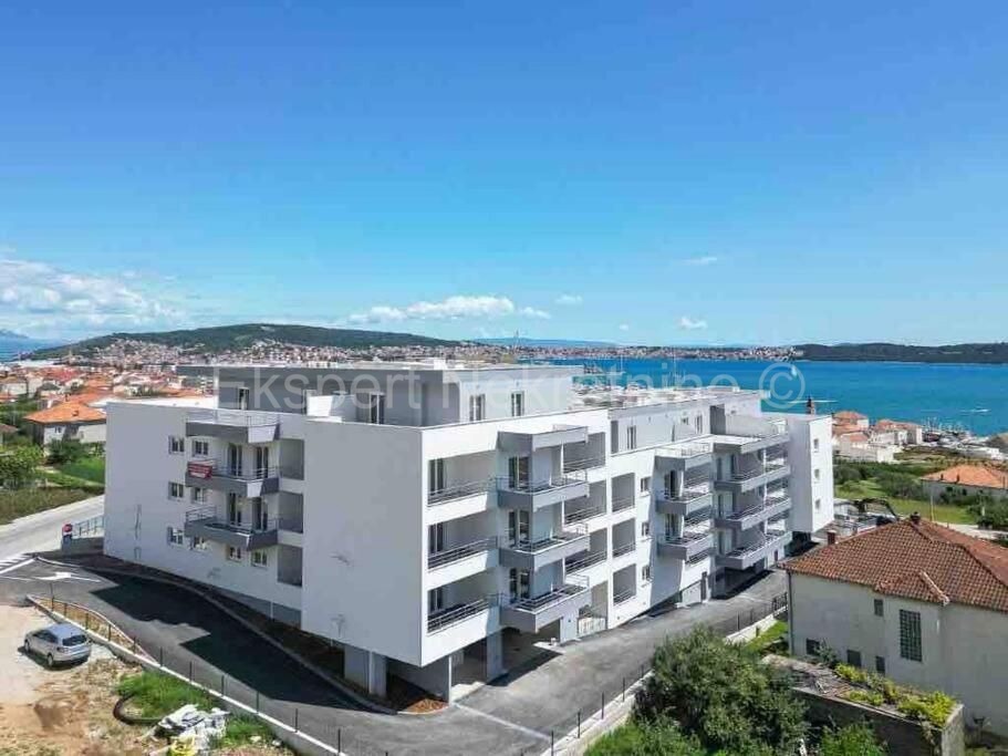Seget Donji, penthouse 122 m2 in a new building, 230 m from the beach, garage