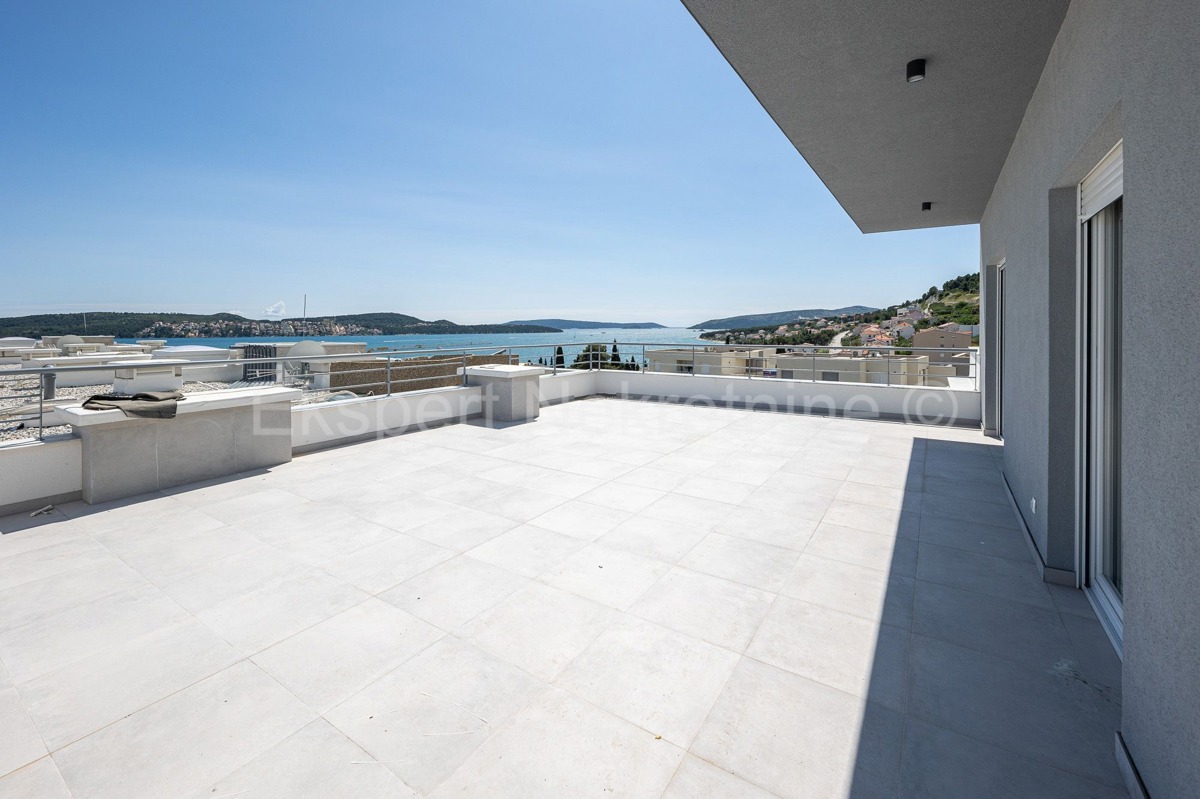 Seget Donji, penthouse 122 m2 in a new building, 230 m from the beach, garage