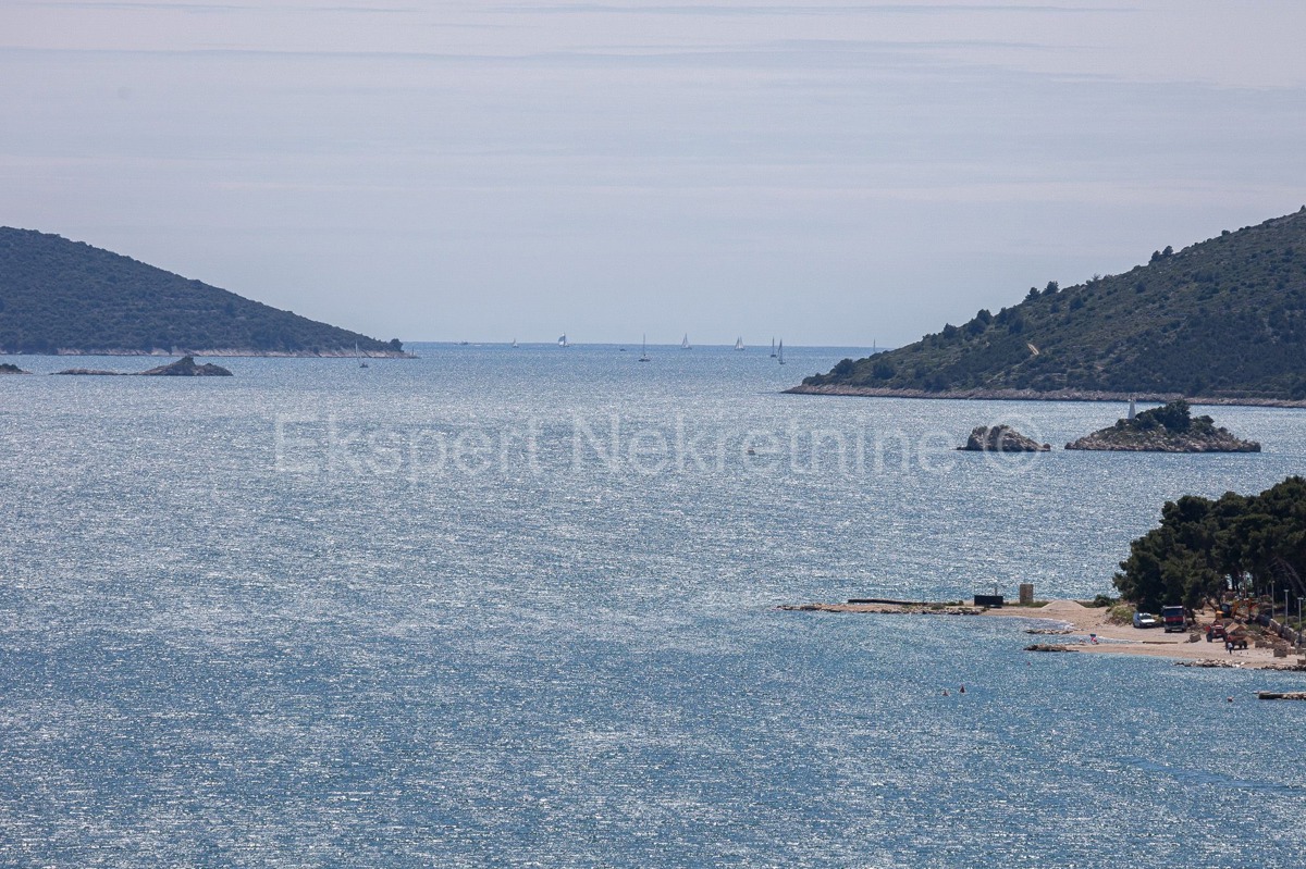 Seget Donji, penthouse 122 m2 in a new building, 230 m from the beach, garage