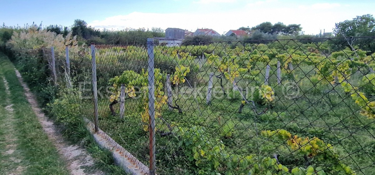 Kaštel Štafilić, building land 3606 m2, right next to the road, 100 m from the sea