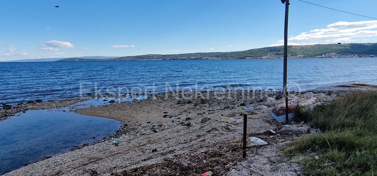 Kaštel Štafilić, building land 3606 m2, right next to the road, 100 m from the sea