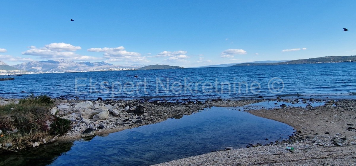 Kaštel Štafilić, building land 3606 m2, right next to the road, 100 m from the sea